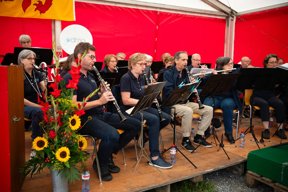 Die Dorfmusig Gryfesee spielt.